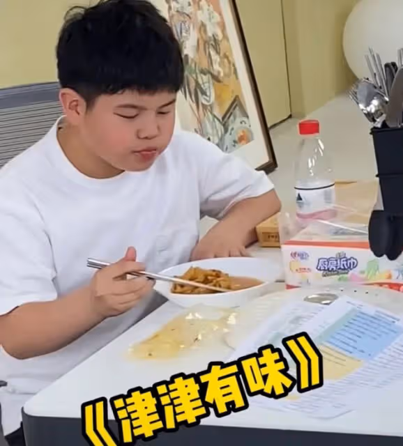 東北宋仲基「發福」了，胡可曬11歲安吉現狀：孩子還能成校草嗎？