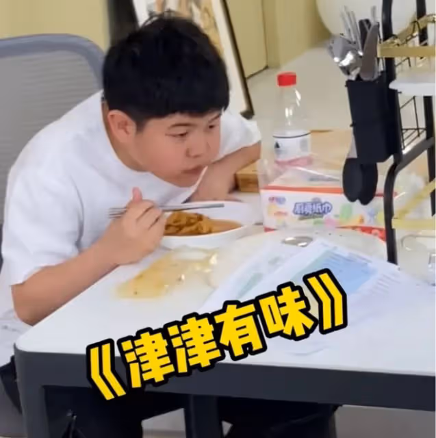 東北宋仲基「發福」了，胡可曬11歲安吉現狀：孩子還能成校草嗎？
