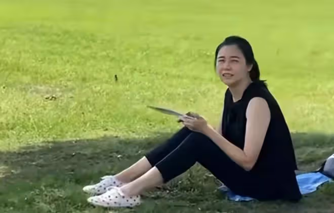 48歲蒙嘉慧移居日本,躺草上睡覺似遛彎大媽,身寬體胖無人認出