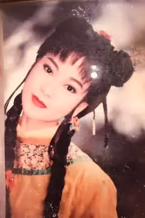 知道她是誰嗎？57歲資深女星「24年前激辣照」曝光　連謝金燕也按讚：「真的太正了」