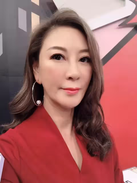 知道她是誰嗎？57歲資深女星「24年前激辣照」曝光　連謝金燕也按讚：「真的太正了」