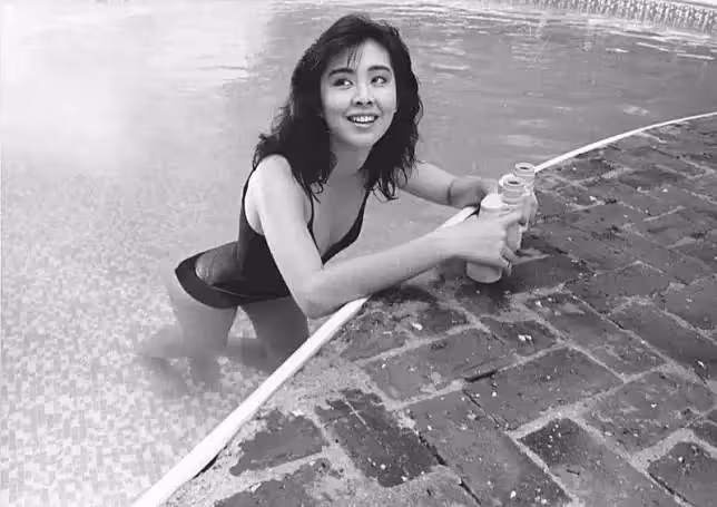 40年前她隨手拍下的俊男靚女,現如今成了「明星大咖」,卸妝的林青霞,游泳的王祖賢