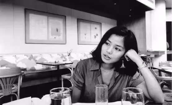 40年前她隨手拍下的俊男靚女,現如今成了「明星大咖」,卸妝的林青霞,游泳的王祖賢