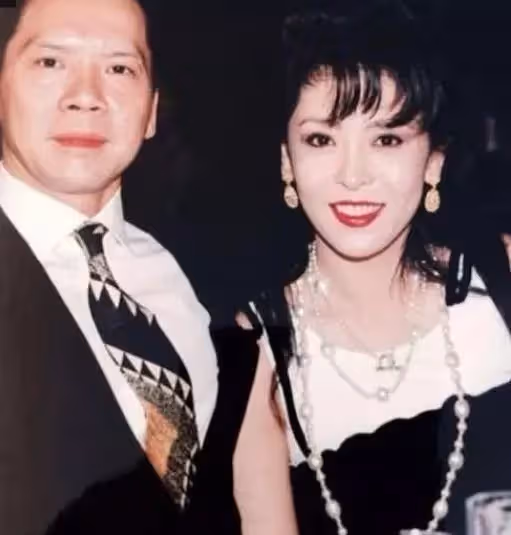 娛樂圈大佬向華強,為何對陳嵐唯命是從,如何做到不碰女明星的