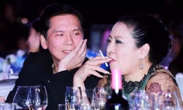 娛樂圈大佬向華強，為何對陳嵐唯命是從，如何做到不碰女明星的