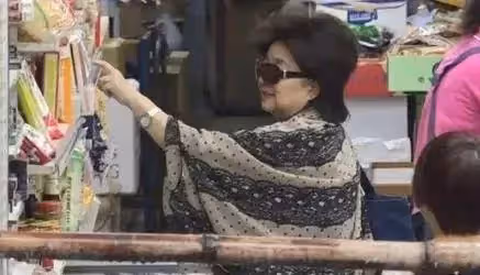 73歲徐小鳳現身街頭,雖然已是普通老太太了,但氣質依舊不同凡響