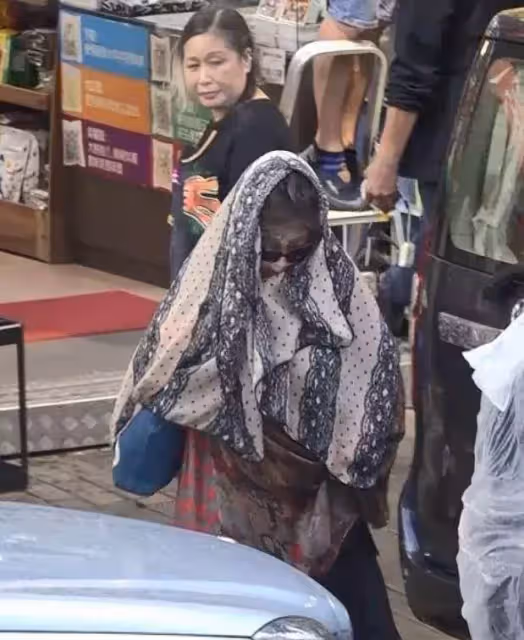 73歲徐小鳳現身街頭,雖然已是普通老太太了,但氣質依舊不同凡響