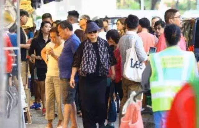 73歲徐小鳳現身街頭,雖然已是普通老太太了,但氣質依舊不同凡響