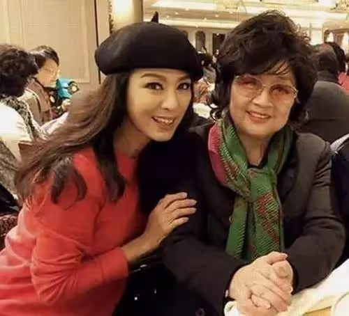 73歲徐小鳳現身街頭,雖然已是普通老太太了,但氣質依舊不同凡響
