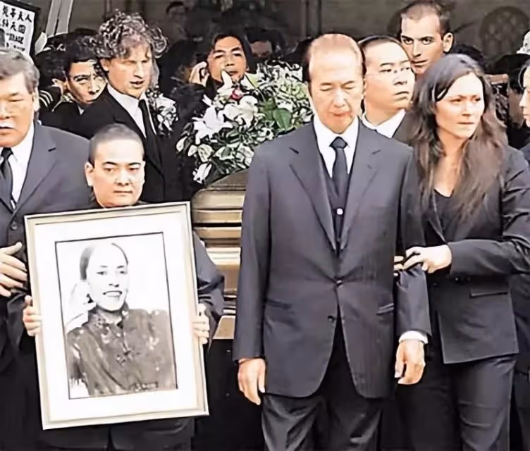 一生榮華富貴,兒女卻死的死瘋的瘋,她的人生無輸贏