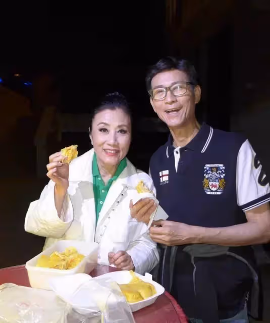 72歲汪明荃曬工作日常照,近鏡頭皺紋明顯,厚粉底也遮不住眼袋