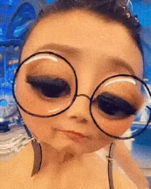 72歲汪明荃曬工作日常照,近鏡頭皺紋明顯,厚粉底也遮不住眼袋