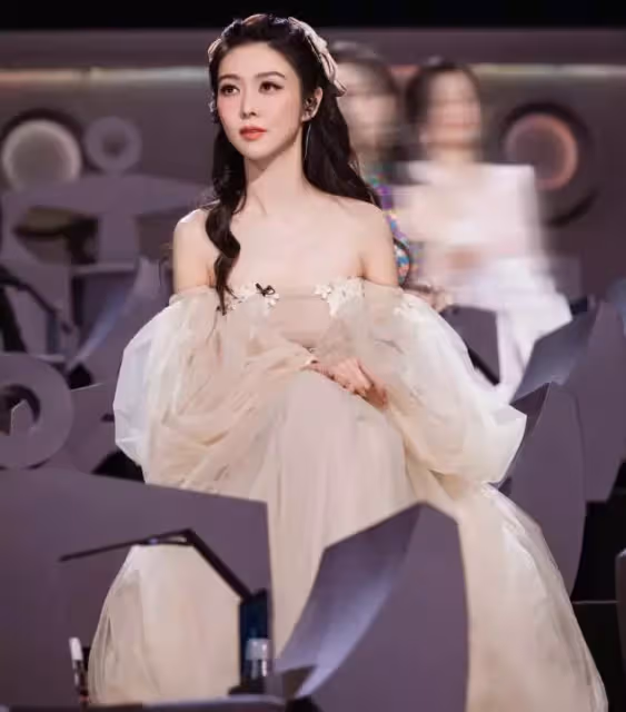薛凱琪怎麼倒著長的?40歲穿夢幻紗裙氣場全開,一臉少女樣太養眼