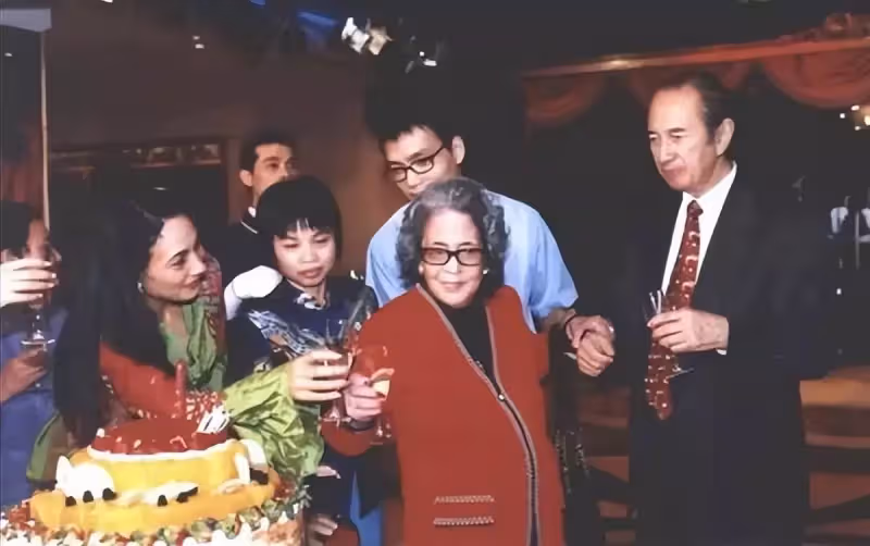 一生榮華富貴,兒女卻死的死瘋的瘋,她的人生無輸贏