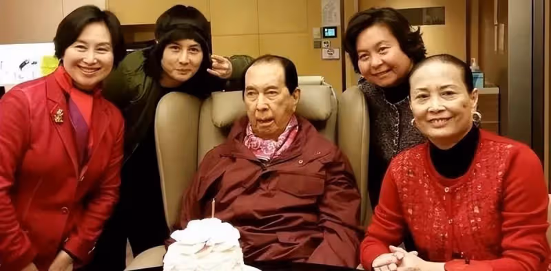 一生榮華富貴,兒女卻死的死瘋的瘋,她的人生無輸贏