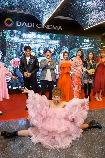陽光可樂首映禮一字馬搶鏡《女兵外傳2》演員嚇到O嘴