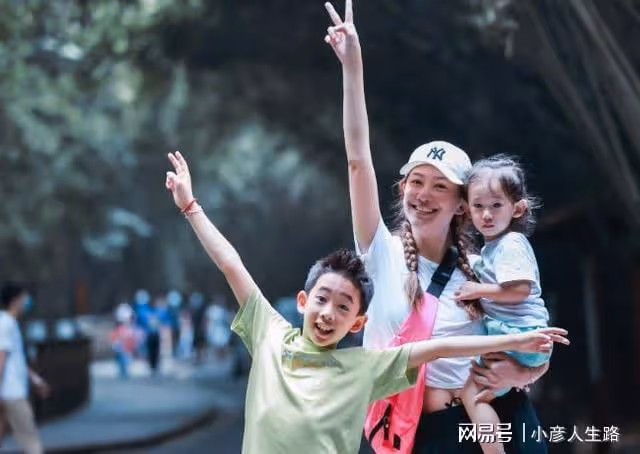 應采兒首次曬小兒子正面照片，長相秀氣似小女孩jasper也長高了