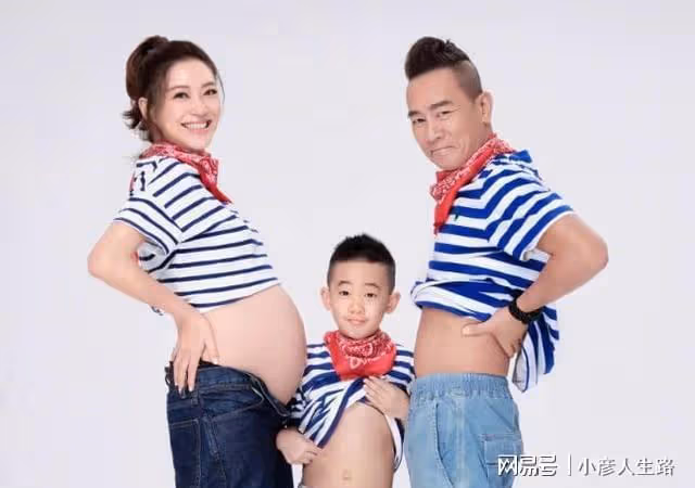 應采兒首次曬小兒子正面照片，長相秀氣似小女孩jasper也長高了