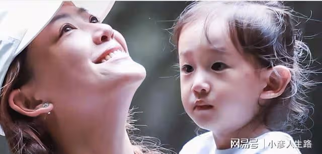 應采兒首次曬小兒子正面照片，長相秀氣似小女孩jasper也長高了