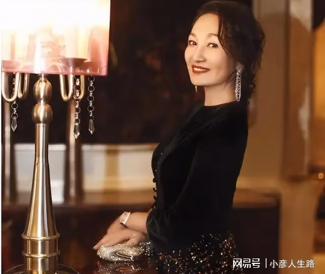 哈斯高娃：離婚後不再嫁人，她與騰格爾的婚姻到底受了多少委屈？