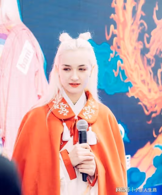 義大利混血女人，為愛定居中國成千萬網紅，國風造型頗有幾分姿色