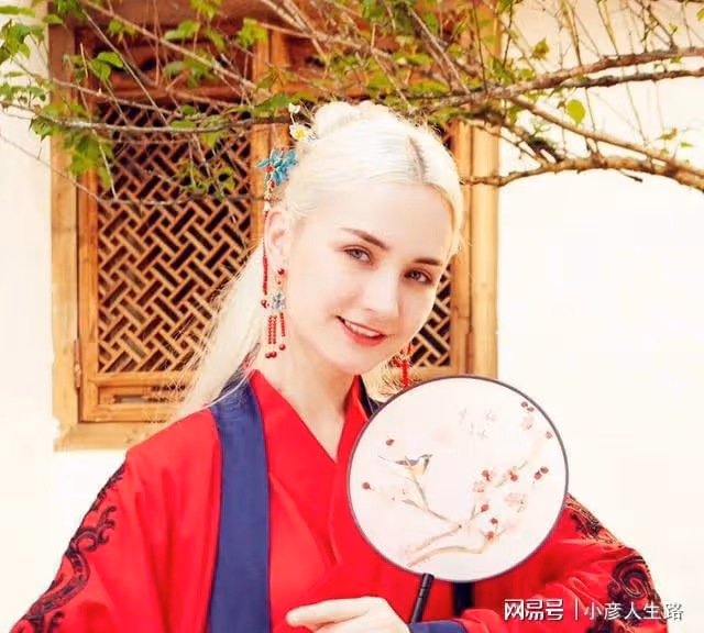 義大利混血女人，為愛定居中國成千萬網紅，國風造型頗有幾分姿色