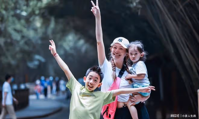 陳小春仍想要女兒？應采兒曬與倆兒子合照，hoho打扮超像女孩