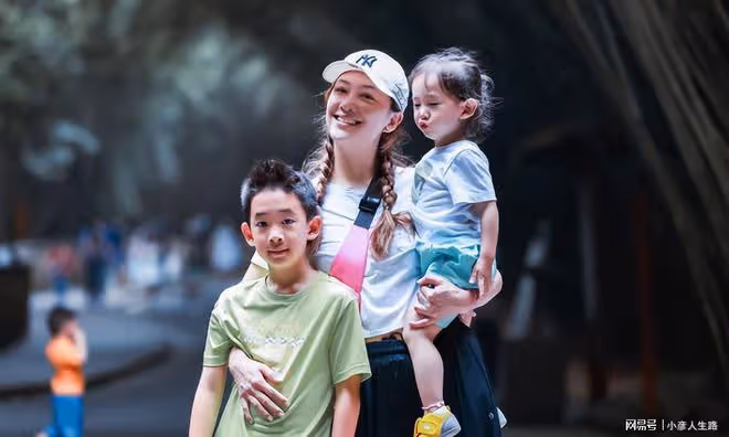 陳小春仍想要女兒？應采兒曬與倆兒子合照，hoho打扮超像女孩