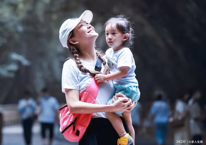陳小春仍想要女兒？應采兒曬與倆兒子合照，hoho打扮超像女孩