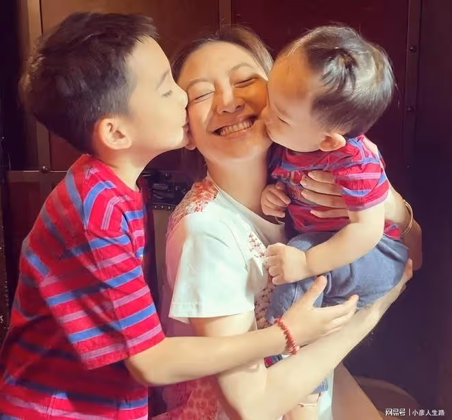 陳小春仍想要女兒？應采兒曬與倆兒子合照，hoho打扮超像女孩
