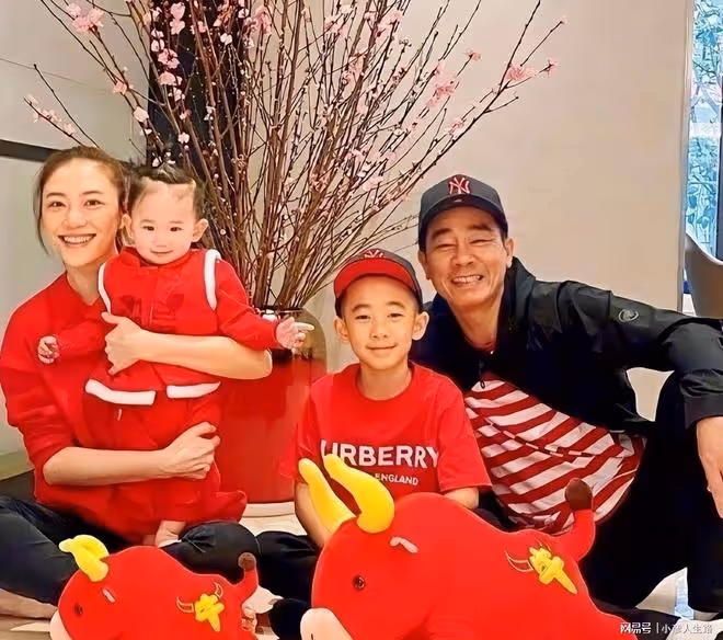 陳小春仍想要女兒？應采兒曬與倆兒子合照，hoho打扮超像女孩