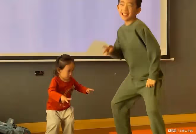 陳小春仍想要女兒？應采兒曬與倆兒子合照，hoho打扮超像女孩