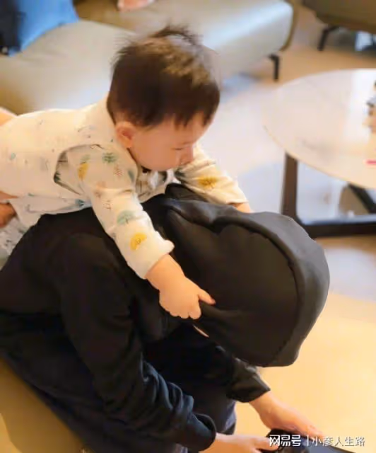 陳小春仍想要女兒？應采兒曬與倆兒子合照，hoho打扮超像女孩