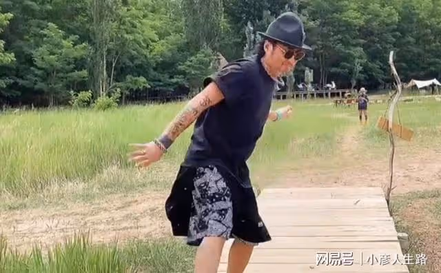 58歲孫興定居寧夏農村，黃河邊燒烤喝紅酒，曾夜店賣唱5首收2800