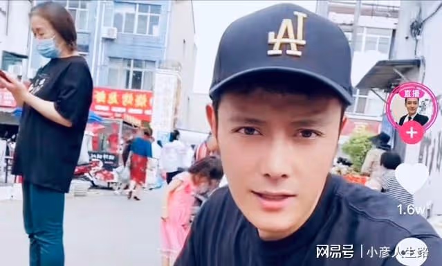 男演員徐海為現身小縣城,無戲可拍只能擺攤賣菜,如今已經37歲了