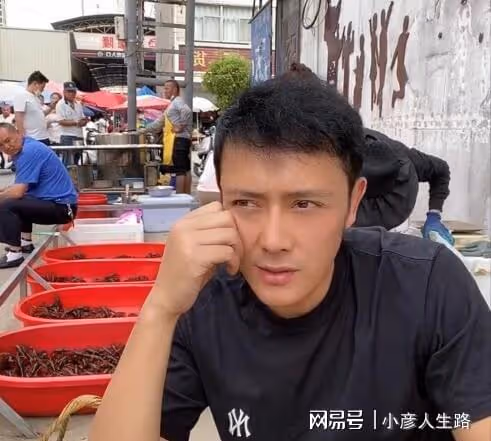 男演員徐海為現身小縣城,無戲可拍只能擺攤賣菜,如今已經37歲了