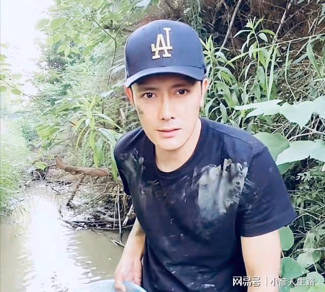 男演員徐海為現身小縣城,無戲可拍只能擺攤賣菜,如今已經37歲了