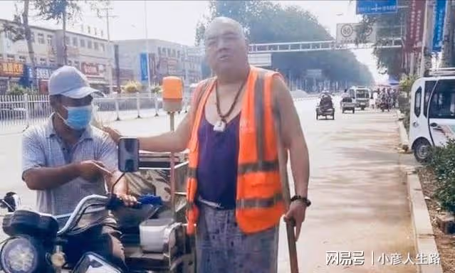 男演員徐海為現身小縣城，無戲可拍只能擺攤賣菜，如今已經37歲了