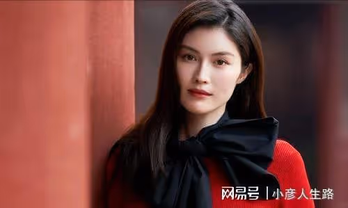 超模何穗曬私下美照,曾超越前輩獲得青睞,婚姻不幸及時脫身