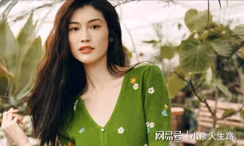 超模何穗曬私下美照,曾超越前輩獲得青睞,婚姻不幸及時脫身