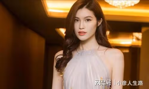超模何穗曬私下美照,曾超越前輩獲得青睞,婚姻不幸及時脫身