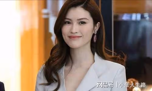 超模何穗曬私下美照,曾超越前輩獲得青睞,婚姻不幸及時脫身