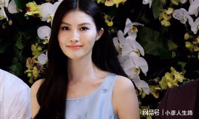 超模何穗曬私下美照,曾超越前輩獲得青睞,婚姻不幸及時脫身