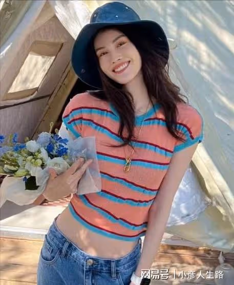 超模何穗曬私下美照,曾超越前輩獲得青睞,婚姻不幸及時脫身