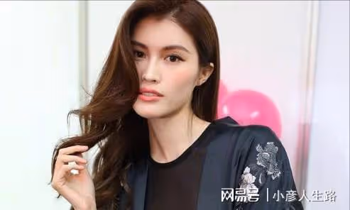 超模何穗曬私下美照,曾超越前輩獲得青睞,婚姻不幸及時脫身