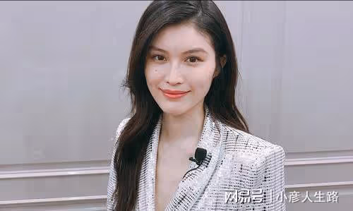 超模何穗曬私下美照,曾超越前輩獲得青睞,婚姻不幸及時脫身