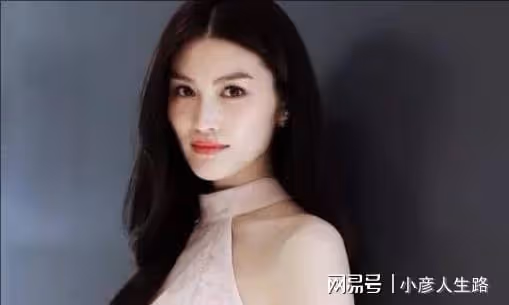 超模何穗曬私下美照,曾超越前輩獲得青睞,婚姻不幸及時脫身