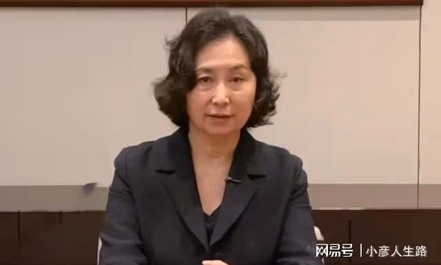 賭王二太告別式已低調舉行，女兒何超儀首發聲，她忍痛送別母親