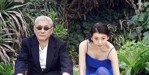 日本最調皮導演:母親拿刀砍他,祖母攔住:不,他要死在我的手上