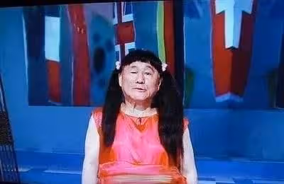 日本最調皮導演:母親拿刀砍他,祖母攔住:不,他要死在我的手上